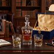 ZESTAW Karafka Whisky ROYAL 850ml + 2 Szklanki Grawer Prezent na URODZINY - 7
